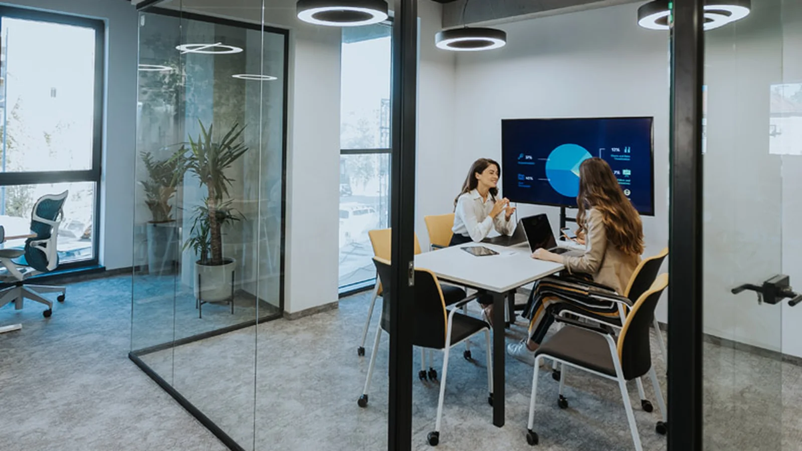 Modernes Besprechungszimmer mit Glaswand in einem Bürogebäude